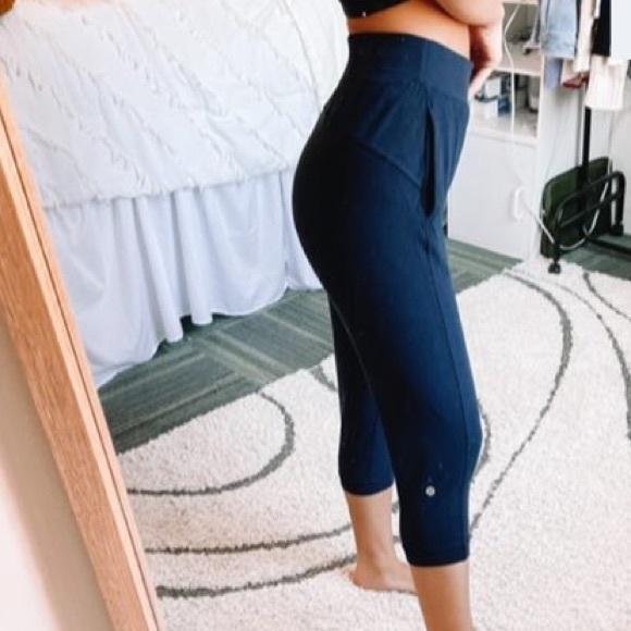 lululemon athletica Pants - Lululemon cropped joggers
